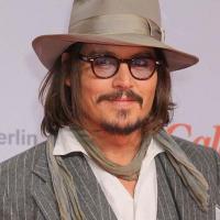 Découvrez Johnny Depp en caméléon qui fait fondre la belle Isla Fisher !