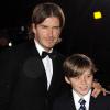 David Beckham renoue avec le style de ses débuts avec son fils Brooklyn à Londres, le 15 décembre 2010.