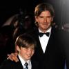 David Beckham renoue avec le style de ses débuts avec son fils Brooklyn à Londres, le 15 décembre 2010.