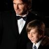 David Beckham renoue avec le style de ses débuts avec son fils Brooklyn à Londres, le 15 décembre 2010.