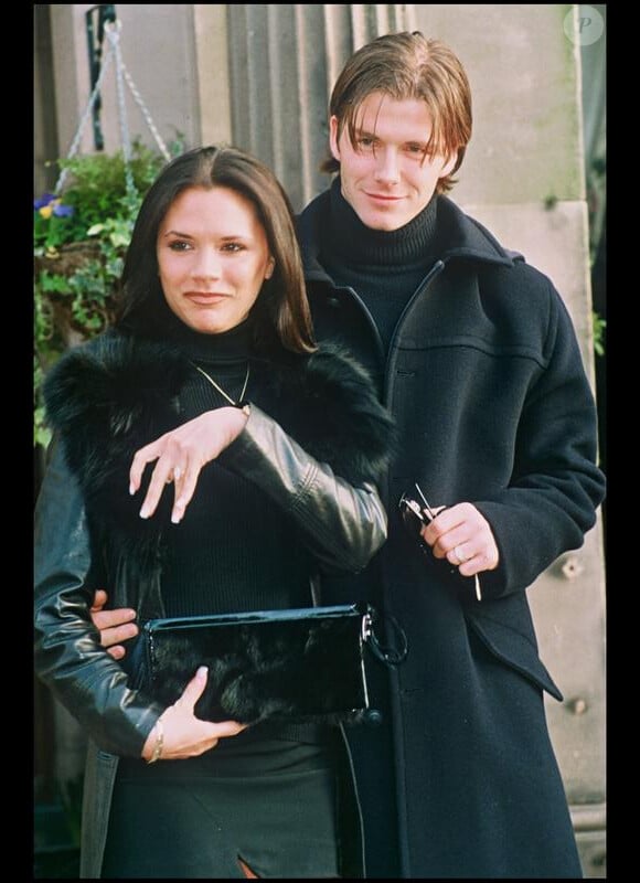 Victoria et David Beckham avec sa fameuse coiffure, annoncent leurs fiançailles, le 21 janvier 1998.