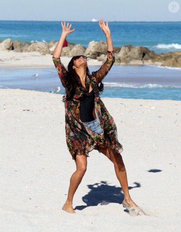 Alesha Dixon sur la plage à Miami le 15 décembre 2010