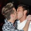 Benoît (Secret Story 4) et Benjamin (Queer) ne cachent plus leur relation, lors de la soirée d'anniversaire de Stéphanie au Six Seven (Paris), mercredi 15 décembre.