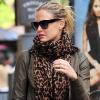 Bar Refaeli dans les rues de Los Angeles le 16 décebre 2010 en pleine séance shopping