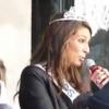 Laury Thilleman, de retour à Brest, trois semaines après son sacre en tant que Miss France 2011, prononce un discours devant une foule.