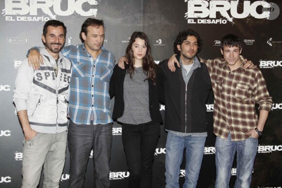 Astrid Berges-Frisbey et Vincent Perez au côté du réalisateur Daniel Benmayor, lors de la présentation de Bruc - El desafio, à Madrid, le 20 décembre 2010.