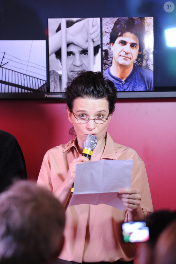 Juliette Binoche soutient le cinéaste Jafar Panahi lors du festival de Cannes
