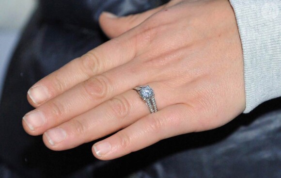 Zara Phillips et son fiancé Mike Tindall prennent ka pose dans leur domicile du Gloucestershire après avoir annoncé leur futur mariage le 21 décembre 2010