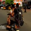 Taïg Khris et Chloé trichent en montant sur une moto sans casque dans Pékin Express : duos de choc