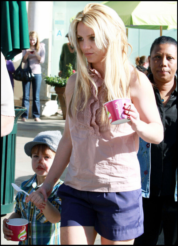 Britney Spears se promène dans les rues de Los Angeles, en novembre 2010. Son nouveau single devrait être dévoilé dans les prochains jours.