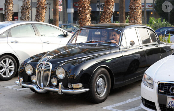 Dita Von Teese lors d'une virée shopping dans sa Jaguar à Los Angeles avec un look parfait et plus passe-partout.