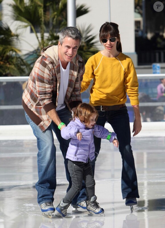 Dermot Mulroney, sa fiancée Tharita et leur fille Mabel à Santa Monica. Décembre 2010