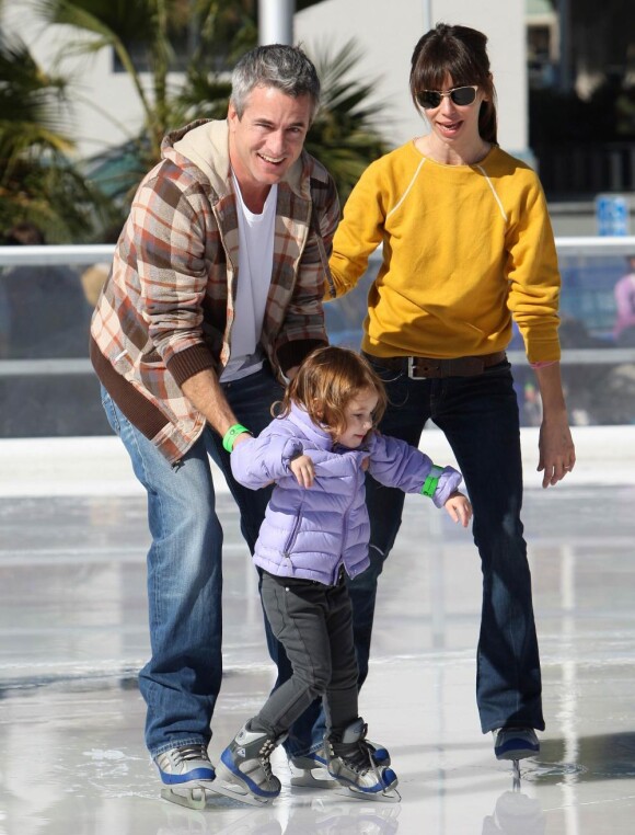 Dermot Mulroney, sa fiancée Tharita et leur fille Mabel à Santa Monica. Décembre 2010