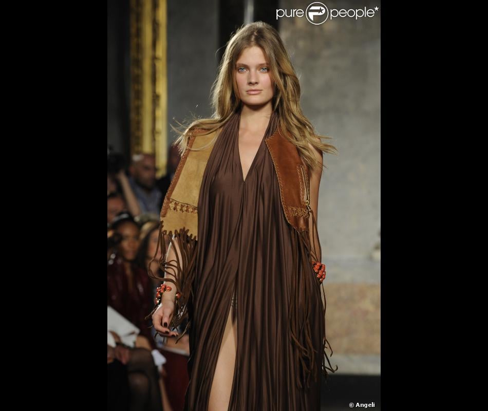 Le mannequin français Constance Jablonski a fait une ascension