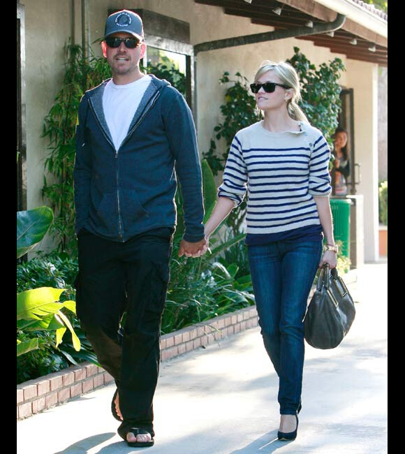 Reese Witherspoon et Jim Toth faisant du shopping à Malibu en septembre 2010