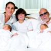 Céline Dion pose aux côtés de sa famille au grand complet (René Angélil, René-Charles, et les jumeaux Eddy et Nelson), sur la carte de voeux qu'elle a notamment adressée au personnel du Caesars Palace (Las Vegas).