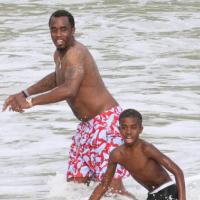 P. Diddy : Au soleil avec ses fils, il a la banane !