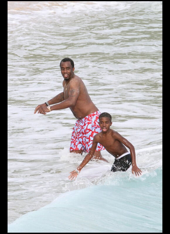 P. Diddy s'éclate sur une plage de Saint Barthélémy en famille avec quelques amis avant de célébrer la nouvelle année en fin décembre 2010