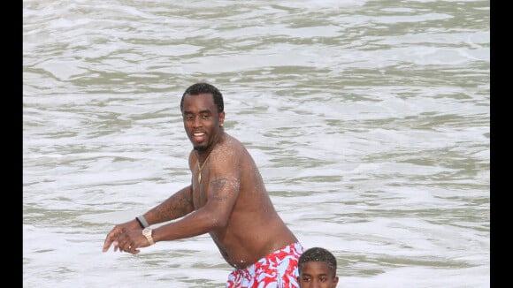P. Diddy : Au soleil avec ses fils, il a la banane !