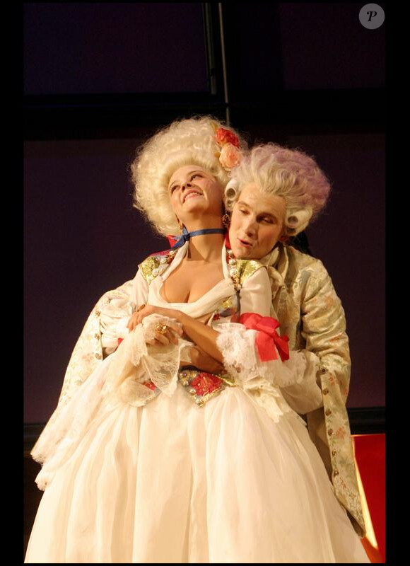 Lorànt Deutsch et sa femme Marie-Julie Baup en janvier 2005, sur scène dans le spectacle Amadeus.