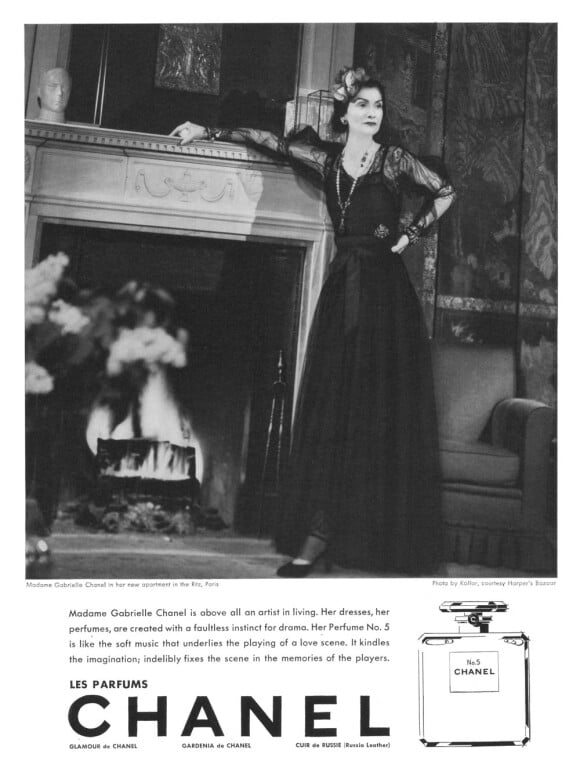 Mademoiselle Gabrielle Chanel dans ses appartements prend la pose pour Chanel N°5. 1937