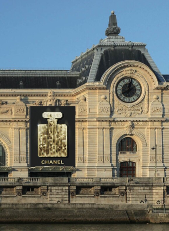 Façade du Musée d'Orsay qui acceuille du 6 au 28 janvier 2011 un flacon N°5 paré de sequins pou les 90 ans du parfum mythique de la maison Chanel