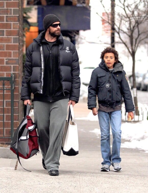 Hugh Jackman et son fils Oscar à New York, le 4 janvier 2011.