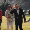 Le président Barack Obama entouré de sa famille lors de leur retour à la Maison Blanche le 4 janvier 2010 après de belles vacances passées à Hawaï