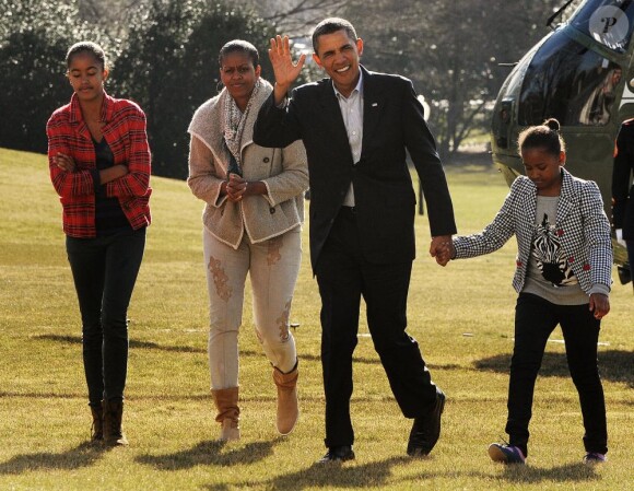 Le président Barack Obama entouré de sa famille lors de leur retour à la Maison Blanche le 4 janvier 2010 après de belles vacances passées à Hawaï