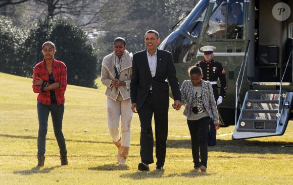 Le président Barack Obama entouré de sa famille lors de leur retour à la Maison Blanche le 4 janvier 2010 après de belles vacances passées à Hawaï