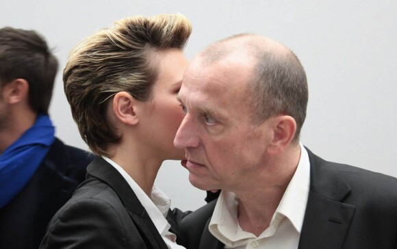 Lorie et son papa au lancement de l'opération Pièces Jaunes, le 5 janvier 2010, à Paris.