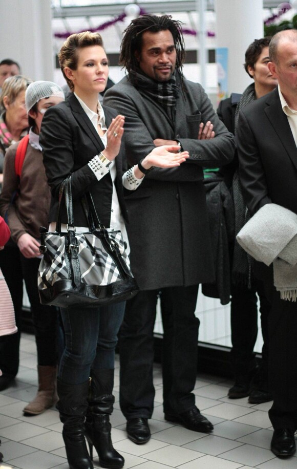 Lorie et Christian Karembeu au lancement de l'opération Pièces Jaunes, le 5 janvier 2010, à Paris.