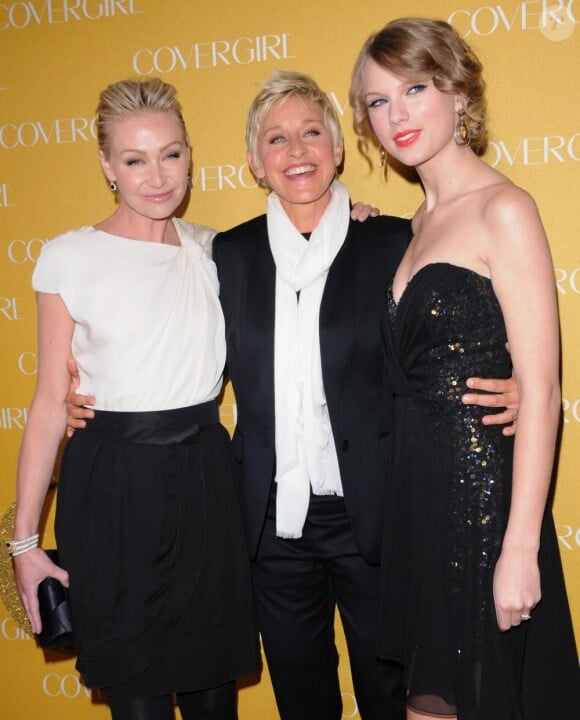 Portia de Rossi, Taylor Swift et Ellen Degeneres à la cérémonie anniversaire de Cover Girl à Los Angeles, le 5 janvier 2011.