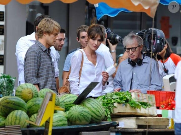 Owen Wilson et Carla Bruni dirigés par Woody Allen sur le tournage de Midnight in Paris en juillet 2010