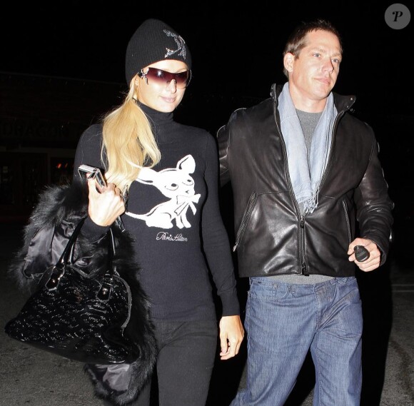 Paris Hilton sort d'un restaurant avec son petit ami Cy Waits, mardi 11 janvier à Los Angeles.