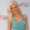 La bombe Holly Madison, ex-girlfriend de Hugh Hefner, s'est clashée avec la nouvelle fiancée du boss de Playboy, Crystal Harris...