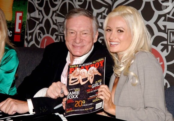 La bombe Holly Madison, ex-girlfriend de Hugh Hefner, s'est clashée avec la nouvelle fiancée du boss de Playboy, Crystal Harris...