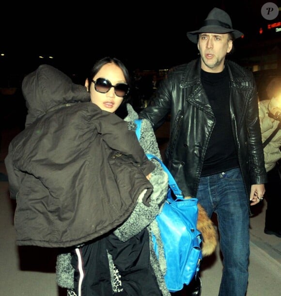 Nicolas Cage arrivant à l'aéroport d'Istanbul en Turquie le 12 janvier 2011, avec sa femme Alice Kim et leur fils Kal-El