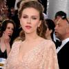 Scarlett Johansson a brillé dans une robe Elie Saab pour un esprit vintage très recherché. Palme d'Or de la rédaction.