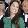 Angelina Jolie a sorti sa plus jolie robe verte signée Atelier Versace. La classe à l'italienne pour une Angie enfin glamour à souhait. Palme d'argent de la rédaction.
