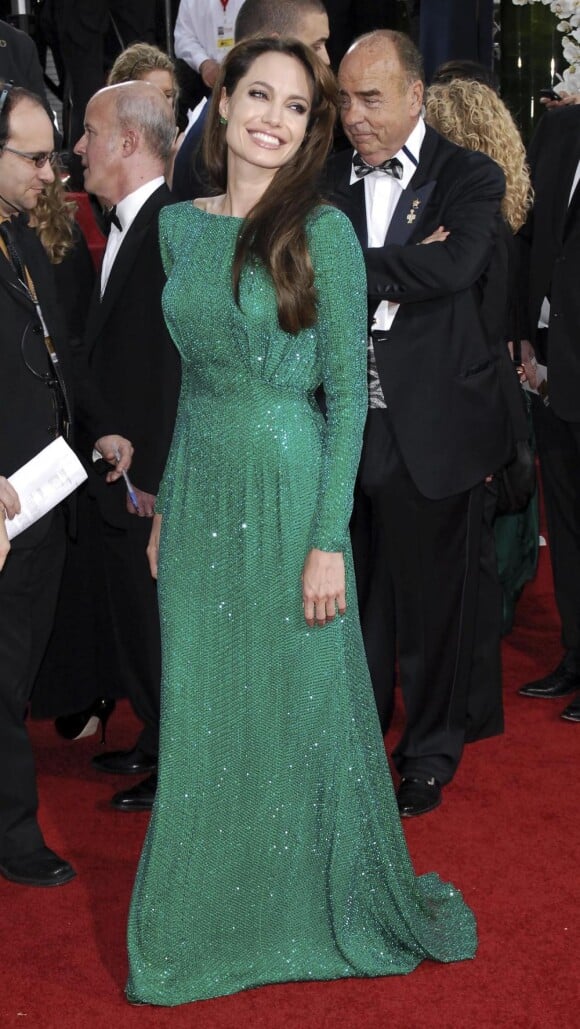 Angelina Jolie a sorti sa plus jolie robe verte signée Atelier Versace. La classe à l'italienne pour une Angie enfin glamour à souhait. Palme d'argent de la rédaction.