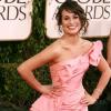 Lea Michele de la série Glee a choisi Oscar de la Renta et un ton rosé pour fouler le tapis rouge. Un brin d'originalité pour cette longue robe fourreau en satin.