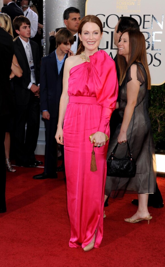 Julianne Moore dans une robe Lanvin a fait honneur au printemps coloré qui s'annonce ! Palme de brinze pour la couleur et le culot !