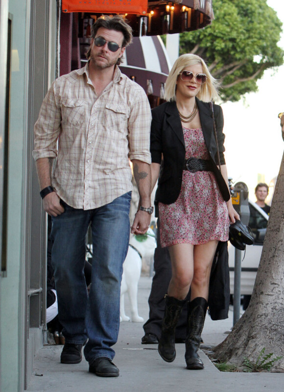 Tori Spelling et Dean McDermott se promènent à Beverly Hills le 21 janvier 2011
