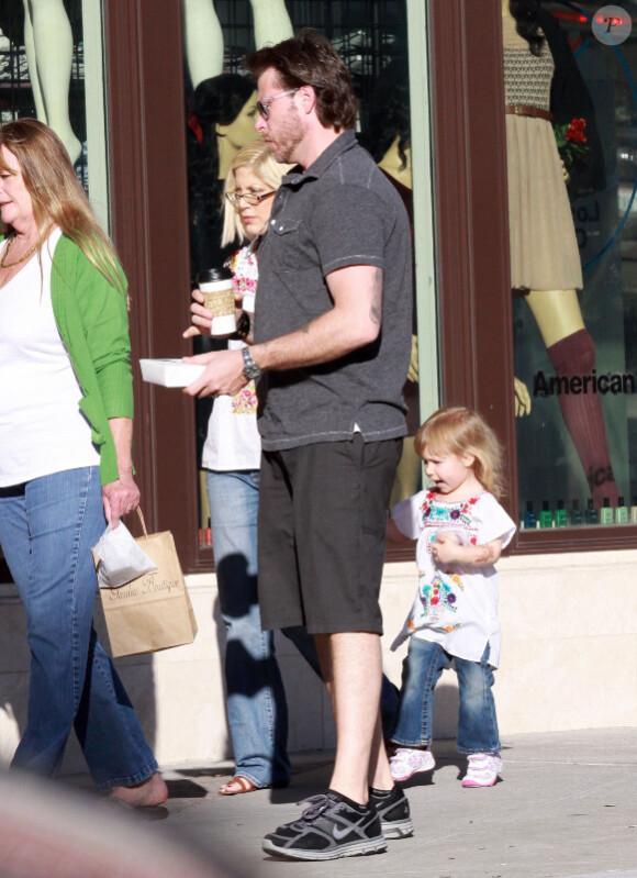 Tori Spelling, son mari Dean McDermott et leurs enfants Liam et Stella font du shopping à Los Angeles le 15 janvier 2011