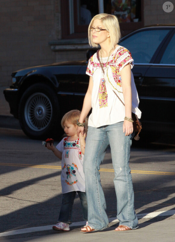 Tori Spelling, son mari Dean McDermott et leurs enfants Liam et Stella font du shopping à Los Angeles le 15 janvier 2011