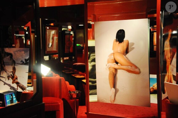 Des objets de la vente aux enchères consacrée au Glamour'Art, à l'esprit Pin-up du magazine Lui et des couvertures sexy des romans de Gérard de Villiers (SAS), au Crazy Horse, à Paris, le 23 janvier 2011.