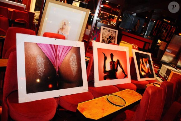 Des objets de la vente aux enchères consacrée au Glamour'Art, à l'esprit Pin-up du magazine Lui et des couvertures sexy des romans de Gérard de Villiers (SAS), au Crazy Horse, à Paris, le 23 janvier 2011.