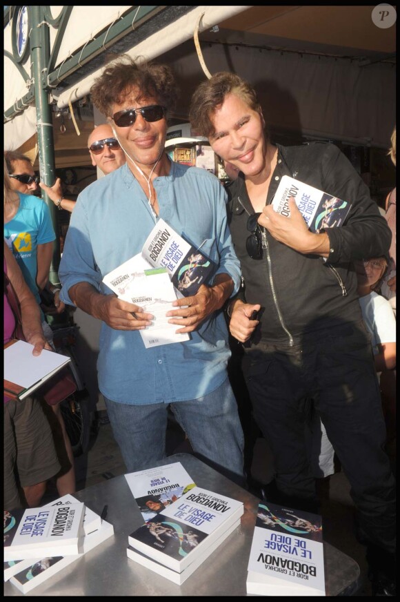Igor et Grichka Bogdanoff signent leur ouvrage, Le visage de Dieu, à Saint-tropez, le 15 août 2010