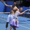 Le 21 janvier 2011, Novak Djokovic se ressourçait avant d'entamer les choses très sérieuses à l'Open d'Australie : quelques heures après sa victoire sur Troicki, il s'éclatait avec la belle danseuse Kym Johnson de Dancing with the stars.